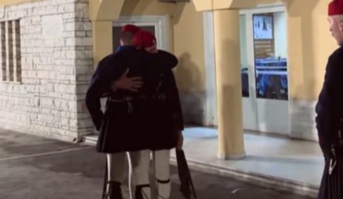 Εύζωνες συγκινούνται μετά την τελευταία τους υπηρεσία στην Προεδρική Φρουρά - Δείτε βίντεο