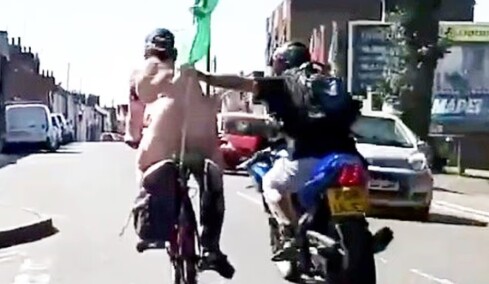 Γυμνός ποδηλάτης τρώει μπουνιά από διερχόμενο μοτοσικλετιστή και σωριάζεται στον δρόμο - Δείτε βίντεο