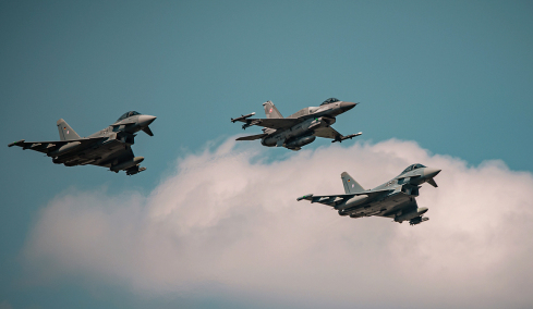 Η Πολωνία απογειώνει εσπευσμένα μαχητικά εν μέσω πληγμάτων της Ρωσίας στην Ουκρανία