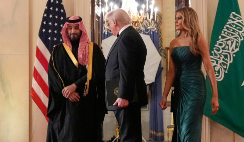 Επίθεση φιλίας Τραμπ στον Μπιν Σαλμάν: Το σμαραγδί φόρεμα της Μελάνια, οι μεγιστάνες στο δείπνο και οι σχέσεις τους με τη Σαουδική Αραβία