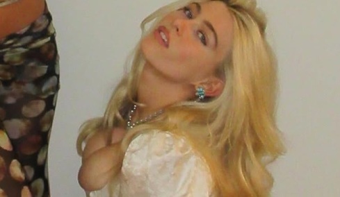 Με ασφυκτικό κορσέ η 21χρονη κόρη της Κλόντια Σίφερ - «Είσαι φτυστή η μητέρα σου», γράφουν