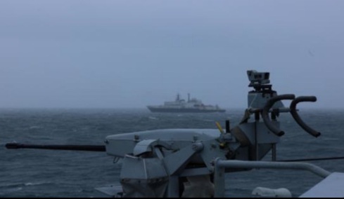 Ρωσικό κατασκοπευτικό πλοίο πλέει στα όρια των βρετανικών υδάτων - Έστρεψε λέιζερ σε αεροσκάφη μας, λέει το Λονδίνο