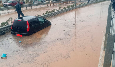 Καιρός: Κατολισθήσεις, πλημμύρες και απεγκλωβισμοί στην Ήπειρο - Επιμένει και σήμερα η κακοκαιρία στη δυτική Ελλάδα  