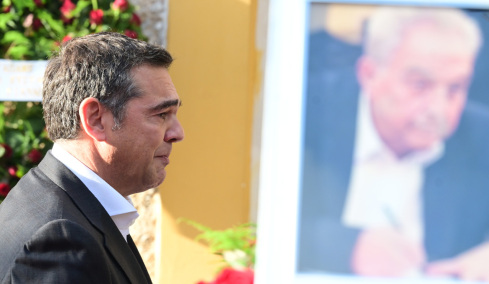 Το τελευταίο αντίο στον Αλέκο Φλαμπουράρη - «Έσπασε» η φωνή του  Αλέξη Τσίπρα στον συναισθηματικά φορτισμένο επικήδειο που εκφώνησε  