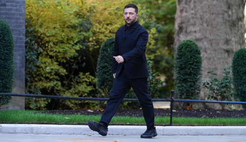 Ο Ζελένσκι ανάμεσα σε Συμπληγάδες: Η ασφυκτική πίεση από τον Τραμπ, το ρωσικό σφυροκόπημα στο μέτωπο και το τελεσίγραφο των έξι ημερών