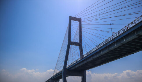 Εγκαινιάστηκε η μεγαλύτερη κρεμαστή γέφυρα στον κόσμο! (vid)