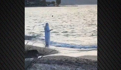 Γυναίκα στα λευκά σε παράξενο τελετουργικό σε παραλία του Βόλου - Δείτε βίντεο  