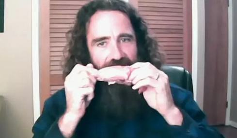 Άνδρας που τρώει μόνο ωμό κρέας σοκάρει με την «παράξενη» παρενέργεια που βιώνει