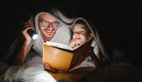 Η απλή συμβουλή του Αϊνστάιν για πιο έξυπνα παιδιά – Δεν έχει καμία σχέση με την πολύωρη μελέτη
