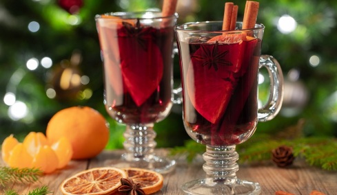 Ζεστό κρασί (Glühwein): Η πιο εύκολη συνταγή για άρωμα Χριστουγέννων στο σπίτι
