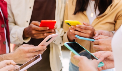 Ψηφιακός κόφτης για ανηλίκους κάτω των 15 ετών στα social media, σήμερα οι ανακοινώσεις από Μητσοτάκη