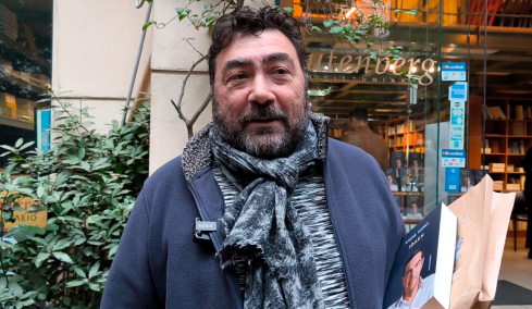 Άνδρας ταξίδεψε από τα Τρίκαλα στην Αθήνα για να πάρει από τους πρώτους το βιβλίο του Τσίπρα - Δείτε βίντεο