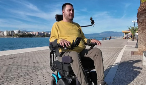 «Κατάλαβα εξ αρχής ότι παρέλυσα - Ο Θεός δεν είναι τιμωρός»: Συγκινεί ο Γιάννης Δαμιανός που  βούτηξε για τον Σταυρό και καθηλώθηκε στο αναπηρικό αμαξίδιο