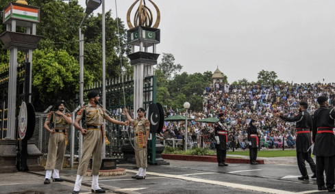 Η «θεατρική» τελετή στα σύνορα Ινδίας–Πακιστάν: Το τελετουργικό που ισορροπεί ανάμεσα σε θέαμα και ένταση