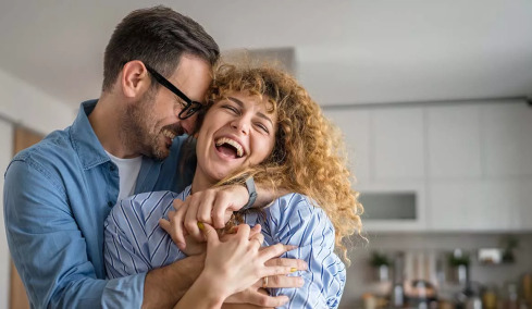 Σχέσεις: Ψυχολόγος προτείνει 3 απλούς τρόπους να γίνουμε καλύτεροι σύντροφοι
