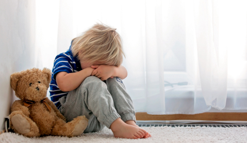 Φρίκη στην Αθήνα: 20χρονος ασελγούσε στους 2 και 4 ετών ανιψιούς του μαζί με τον σύντροφό του 