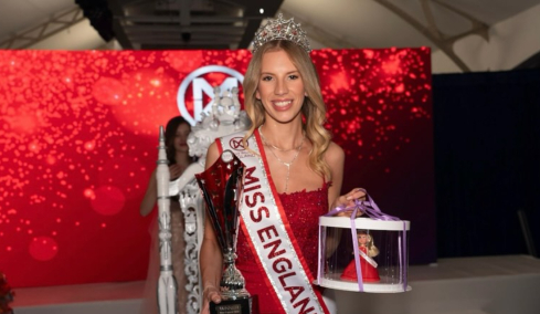 Η νέα «Μις Αγγλία» δηλώνει περήφανη που είναι λεσβία