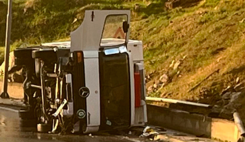 Φορτηγό ανετράπη στο Κερατσίνι: Νεκρή η 54χρονη μητέρα του οδηγού, πήγαιναν στη λαϊκή για δουλειά     