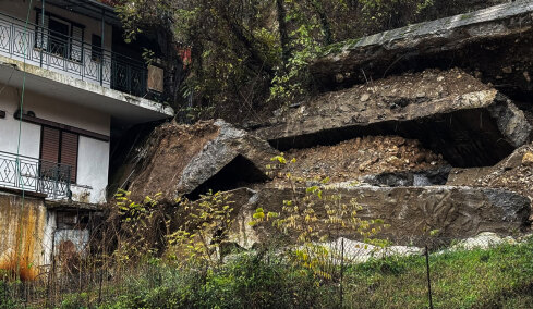 «Στον αέρα» σπίτια στα Τζουμέρκα μετά από κατολίσθηση - Προσπάθειες να ανακοπούν χείμαρροι πριν από τα χωριά - Δείτε φωτογραφίες 