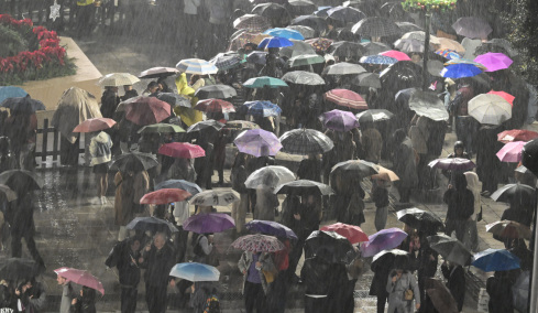Ισχυρή καταιγίδα στην Αττική - Η Adel δοκιμάζει τα δυτικά με χαλάζι και πλημμύρες, live η πορεία της κακοκαιρίας