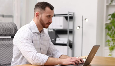 Τεμπελάκος υπάλληλος δεν «ψήνεται» να δουλέψει: Χαζεύει ατελείωτα στο διαδίκτυο, τον απολύουν και τους παίρνει αποζημίωση 40.000 ευρώ