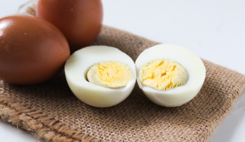 Τι σημαίνει το πρασινωπό «δαχτυλίδι» που σχηματίζεται γύρω από τον κρόκο στα βραστά αβγά;
