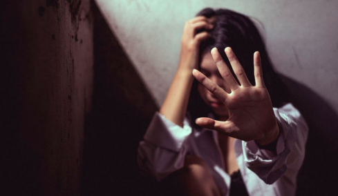 Μενίδι: 14χρονη έγκυος χτυπήθηκε από τη μητέρα της και απέβαλε - Η ανήλικη πήγε στην αστυνομία με το νεκρό έμβρυο