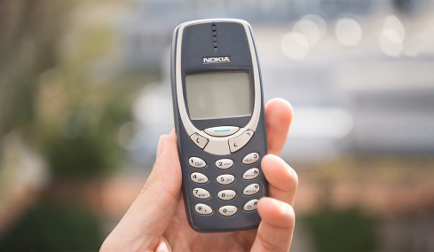 Το TikTok τρελάθηκε: Μπορούν οι 18χρονοι σήμερα να γράψουν μήνυμα στο Nokia 3310;