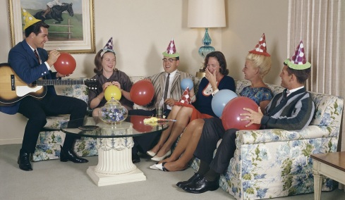 Ο θάνατος του σαλονιού: «Είναι δύσκολο να καλέσεις κόσμο στο σπίτι – πρέπει να τους πας στο υπνοδωμάτιό σου»  