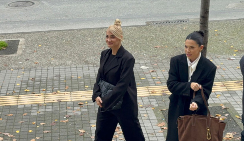 Εβαλε τα κλάματα η Τούνη έξω από τα δικαστήρια Θεσσαλονίκης: «Αν εγώ δεν έχω δικαιωθεί 8 χρόνια, φανταστείτε τι ζουν άλλες κοπέλες»  