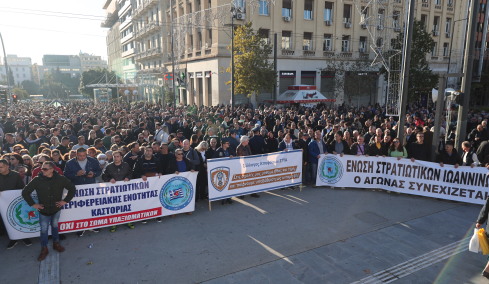 Ψέλνοντας τον εθνικό ύμνο έξω από τη Βουλή ολοκλήρωσαν την κινητοποίηση οι στρατιωτικοί - Δείτε βίντεο