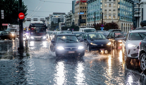 Σφοδρή καταιγίδα στην Αττική: Δυνατός αέρας, βροχή και χαλάζι σε πολλές περιοχές - Δείτε βίντεο