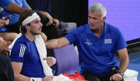 Ο πατέρας Τσιτσιπάς υποστήριξε ότι εκείνος οδηγούσε με 213 χλμ. την Lotus - Αρνητική η στάση της Τροχαίας