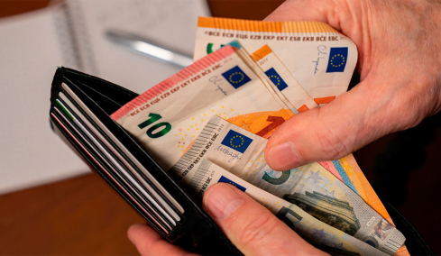 Δώρο Χριστουγέννων 2025: Τι ισχύει για τους μισθωτούς του ιδιωτικού τομέα
