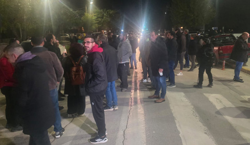 Κομμένη στα δύο η χώρα από τις κινητοποιήσεις των αγροτών: Κλειστή η ΠΑΘΕ και ο Ε-65, συγκέντρωση διαμαρτυρίας στη Λάρισα για τις συλλήψεις