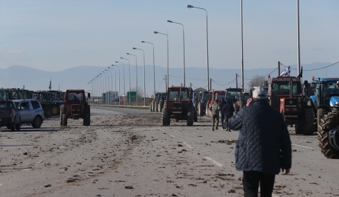 Επ' αόριστον το μπλόκο των αγροτών στα Μάλγαρα: Κλειστό το ρεύμα προς Αθήνα και δίωροι αποκλεισμοί προς Θεσσαλονίκη
