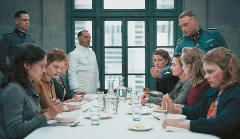 Οι δοκιμάστριες του Χίτλερ: 15 γυναίκες δοκίμαζαν το φαγητό του Φύρερ, για να μην τον δηλητηριάσουν - Η πραγματική ιστορία
