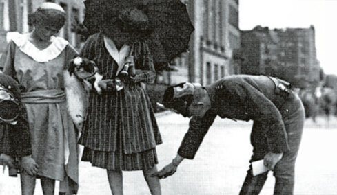 Όταν ο δικτάτορας Πάγκαλος απαγόρευσε τις κοντές φούστες - Αστυνομικοί στους δρόμους της Αθήνας έκαναν έλεγχο σε γυναίκες με... μεζούρες 