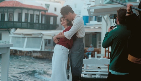 Από την Κρήτη στους Παξούς και από κει στη Μάνη: Η περιφέρεια πρωταγωνιστεί στα τηλεοπτικά σίριαλ κι οι τοπικές οικονομίες «ανθίζουν»