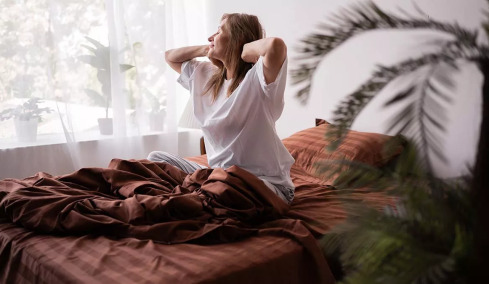 Γιατί ξυπνάμε νωρίτερα όσο μεγαλώνουμε; Οι επιστήμονες έχουν την απάντηση