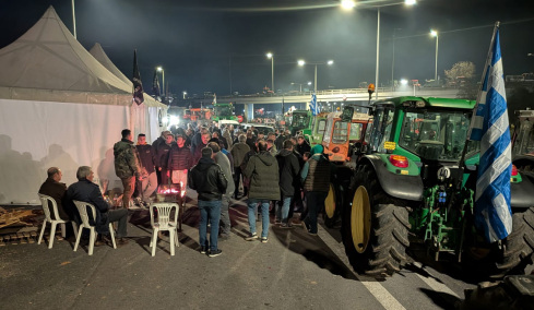 Ενισχύουν το μπλόκο στον κόμβο της Νίκαιας οι αγρότες - Στόχος να ξεπεράσουν τα 1.000 τρακτέρ