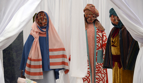 Συμπεριληπτική φάτνη με Μαρία, Ιωσήφ, μάγους και μικρό Χριστό... χωρίς πρόσωπα - Σωρεία αντιδράσεων, βάνδαλοι «αποκεφάλισαν» το Θείο Βρέφος