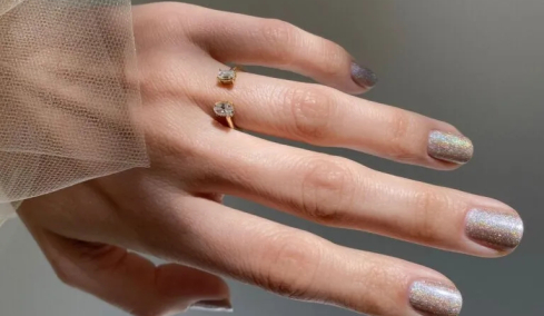 Nail Art: Οι πιο λαμπερές προτάσεις για τα μανικιούρ της εορταστικής σεζόν
