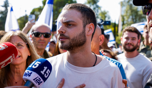 «Με έβαλαν στην κόλαση σε ένα δευτερόλεπτο, έτρωγα σαν σκύλος» - Ισραηλινός όμηρος της Χαμάς περιγράφει τη φρίκη που έζησε για δύο χρόνια