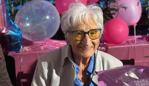 Είναι 101 ετών και σηκώνει βάρη κάθε μέρα – Τα μυστικά της μακροζωίας της και το τρόφιμο που δεν αλλάζει με τίποτα