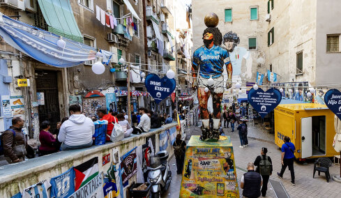 Ο υπερτουρισμός «σκοτώνει» τη Νάπολη: Η πόλη μετατρέπεται σε... θεματικό πάρκο Μαραντόνα, η Καμόρα αφήνει τα ναρκωτικά για τα Airbnb και τα ενοίκια αυξάνονται 40%