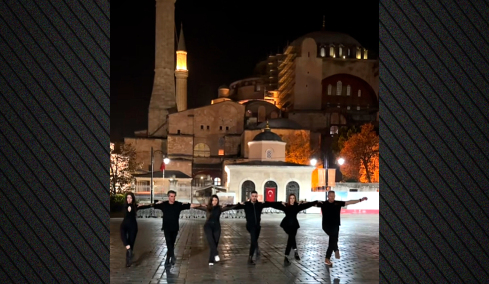 Έλληνες χόρεψαν χασάπικο μπροστά στην Αγία Σοφία - «Σκανδαλώδης πρόκληση» λένε στην Τουρκία, δείτε βίντεο