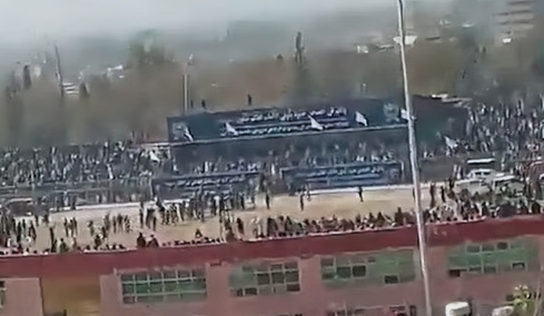 Το βάρβαρο «δίκαιο» των Ταλιμπάν: 13χρονος Αφγανός εκτέλεσε τον φονιά της οικογένειάς του μπροστά σε 80.000 ανθρώπους
