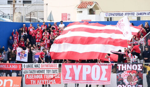 Επική σκηνή στη Σύρο: Φαντάρος βλέπει από τη σκοπιά το ματς του Ολυμπιακού