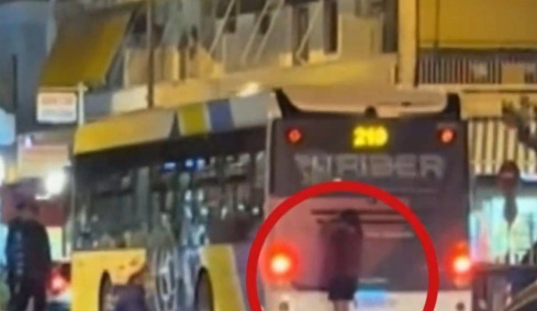 Νεαρός στην Καλλιθέα κρεμάστηκε από λεωφορείο με πατίνι για λίγα views